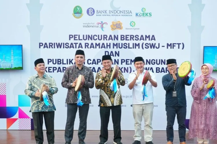 Jabar Kembangkan Rest Area Km 88 dan Masjid At-Thohir Jadi Destinasi Ramah Muslim 1 Pengumuman percontohan destinasi wisata halal serta peluncuran Smiling West
Java-Muslim Friendly Tourism (SWJ-MFT) Award 2026 dan publikasi capaian
Pembangunan Kepariwisataan Nasional (IPKN) Jawa Barat di Masjid At-Thohir, Kota
Depok, Kamis (9/7). ANTARA/LINGKAR NETWORK.