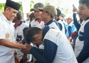 Gubernur Sulteng Anwar Hafid menyapa petani dalam kegiatan Rembuk Tani, Sabtu (4/7/2026) di Kabupaten Sigi. Ia menekankan bahwa Sulteng siap swasembada pangan. (Instagram @anwarhafid – Lingkar.news)