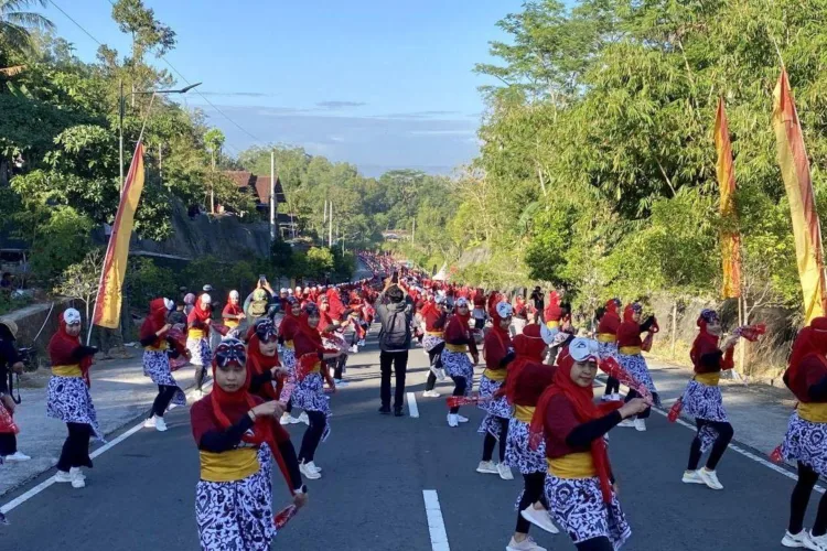 Pecahkan Rekor Dunia, 1.588 Perempuan Gunungkidul Gelar Senam Penthul Tembem 1 Sebanyak 1.588 perempuan mengikuti Senam Kreasi Penthul Tembem yang memecahkan
rekor MURI sekaligus rekor dunia untuk kategori senam kreasi dengan peserta
perempuan terbanyak di kawasan Gunung Api Purba Nglanggeran, Gunungkidul, Daerah
Istimewa Yogyakarta, Jumat (10/7/2026). ANTARA/LINGKAR NETWORK.