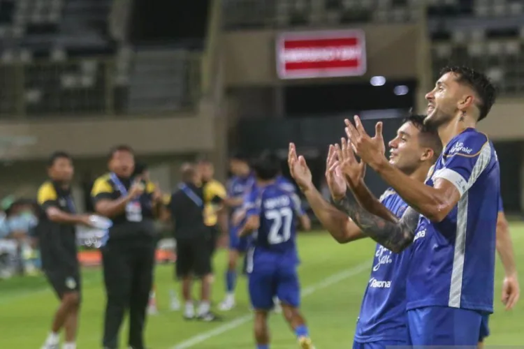 Jelang Musim 2026/2027, Pemain PSIM Yogyakarta Lakukan Medical Check-Up 1 Para pemain PSIM Yogyakarta berselebrasi seusai tercipta gol ke gawang PSBS Biak
dalam laga BRI Super League di Stadion Maguwoharjo, Sleman, D.I Yogyakarta,
Jumat (27/2/2026). PSIM Yogyakarta mengalahkan PSBS Biak dengan skor 4-2. ANTARA
FOTO/LINGKAR NETWORK.