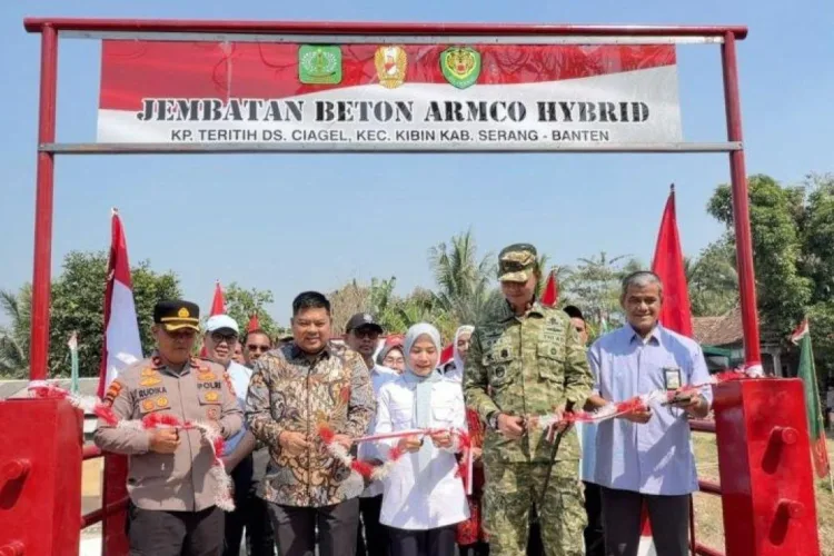 TNI Bangun Enam Jembatan Strategis di Serang, Telan Biaya Rp340 Juta 1 Kodim 0602 Serang bersama Pemkab Serang berserta jajarannya meresmikan Jembatan
Perintis Garuda di Kabupaten Serang, Banten, Jumat. (ANTARA/LINGKAR NETWORK)