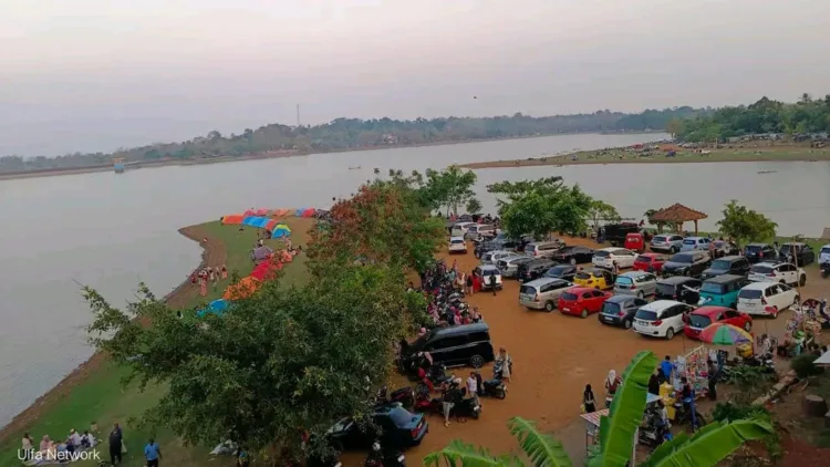 Komisi B DPRD Pati Soroti Pemerataan Pembenahan Objek Wisata 1 Objek wisata Poncodan, Gembong, ramai wisatawan. Komisi B DPRD Pati mendorong pemerataan pembenahan objek wisata. (Red – Lingkar.news)