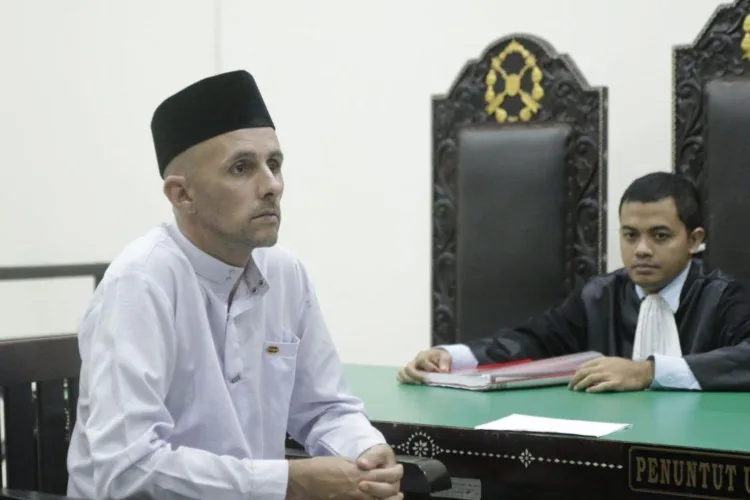 Warga Negara Prancis Ludovic Roche (kanan) alias Ali saat menjalani sidang
dakwaan terkait kasus pencemaran nama baik sejumlah pejabat Polri melalui media
sosial di Pengadilan Negeri Mataram, Nusa Tenggara Barat, Kamis (18/6/2026).
ANTARA/LINGKAR NETWORK.