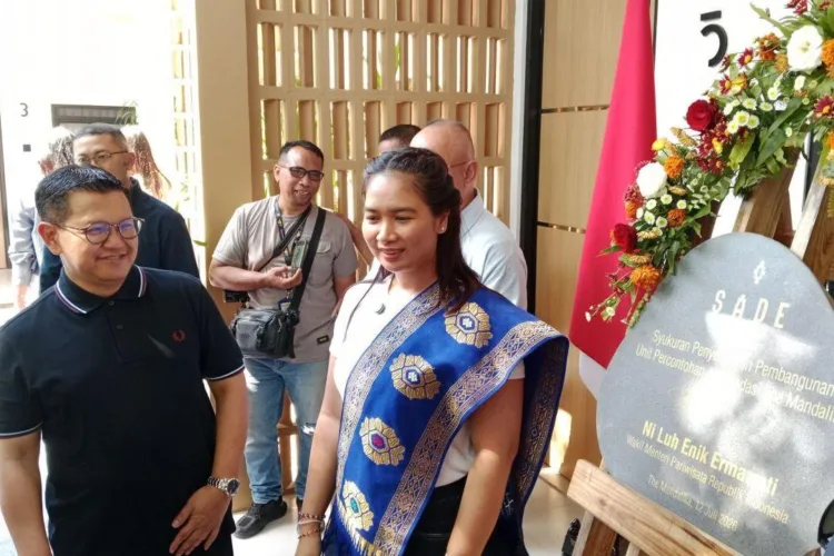 Wakil Menteri Pariwisata (Wamenpar) Ni Luh Puspa bersama Plt Direktur Utama ITDC
Ahmad Fajar saat acara syukuran akomodasi baru Sade Social Space di KEK
Mandalika, NTB, di Lombok Tengah, Minggu (12/7/2026). ANTARA/LINGKAR NETWORK.