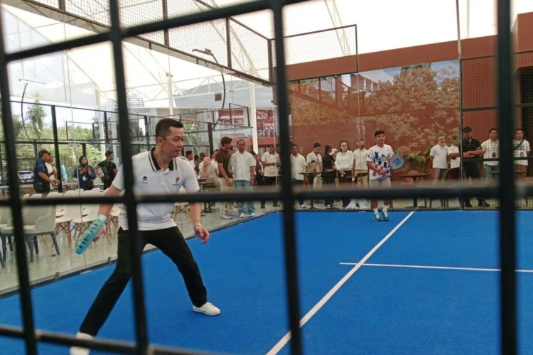 Wamenpora Taufik Hidayat saat bermain padel saat acara peresmian fasilitas
olahraga yang dibangun ITDC di Kawasan Ekonomi Khusus Mandalika, Provinsi Nusa
Tenggara Barat di Lombok Tengah, Sabtu (11/7/2026). ANTARA/LINGKAR NETWORK.