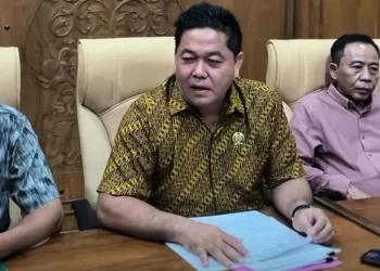 Ketua DPRD Pati Ali Badrudin dalam rapat paripurna. Dalam kesempatan terpisah, ia menyoroti soal usulan penggunaan APBD untuk membiayai Beasiswa Garuda. (Red – Lingkar.news)