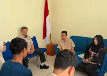 alai Pelayanan Pelindungan Pekerja Migran Indonesia (BP3MI) Sumatra Utara mengadakan Focus Group Discussion (FGD) dengan dosen Universitas Muhammadiyah Jakarta, Nani Nurani Muksin (kanan, kerudung hitam), sebagai narasumber di Medan, Kamis (2/7/2026). KP2MI melakukan pengutaan komunikasi demi mencegah modus perekrutan PMI nonprosedural. (Ant – Lingkar.news)