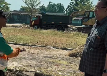 Ketua Komisi C DPRD Pati Joni Kurnianto meninjau renovasi Alun-Alun Kembangjoyo Pati, Senin (6/7/2026). (Arif – Lingkar.news)