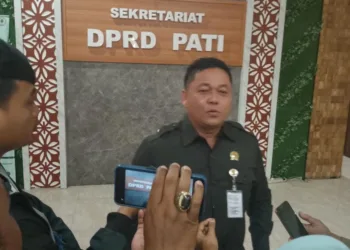 Ketua DPRD Pati Ali Badrudin dalam sebuah kesempatan wawancara. Ia menekankan bahwa Plt Bupati Pati harus ikut mencari solusi keberlanjutan program Beasiswa Garuda. (Red – Lingkar.news)