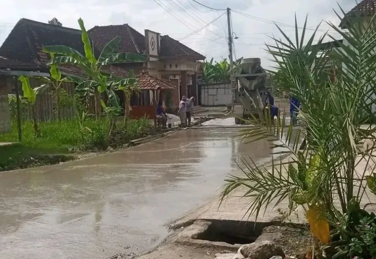 Jalan Rusak Masih Menumpuk, DPRD Pati Ambil Langkah Mengejutkan Ini untuk Anggaran 2027! 1 Perbaikan jalan di salah satu ruas jalan desa di Kabupaten Pati. Anggaran perbaikan jalan tahun 2027 potensi ditambah, hal ini masih akan dibahas DPRD Pati. (Red – Lingkar.news)