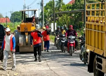 Perbaikan salah satu ruas jalan di Kabupaten Pati. DPRD Pati meminta awak media ikut mengawal dana perbaikan jalan ini. (Arif – Lingkar.news)