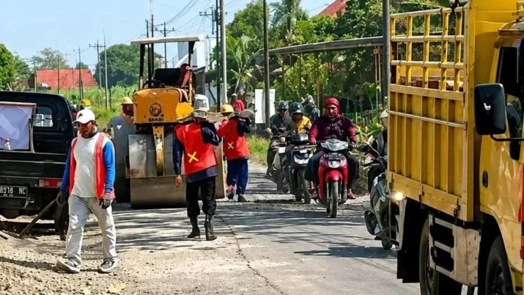 Anggaran Jalan Rp210 M Rawan Diselewengkan? DPRD Pati Desak Media Lakukan Ini! 1 Perbaikan salah satu ruas jalan di Kabupaten Pati. DPRD Pati meminta awak media ikut mengawal dana perbaikan jalan ini. (Arif – Lingkar.news)
