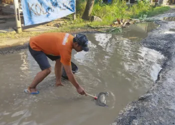 Aksi protes warga Pati lantaran jalan desa mereka tak kunjung diperbaiki. DPRD Pati minta mereka sabar menunggu. (Red – Lingkar.news)