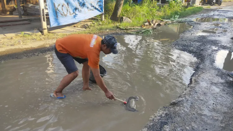 DPRD Pati Pastikan Perbaikan Jalan Godo Senilai Rp2,5 Miliar Dimulai Agustus 1 Aksi protes warga Pati lantaran jalan desa mereka tak kunjung diperbaiki. DPRD Pati minta mereka sabar menunggu. (Red – Lingkar.news)