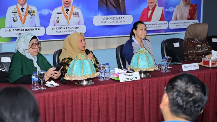 Wakil Gubernur Sulteng Reny A. Lamadjido mendampingi kunjungan Wakil Menteri PPPA Veronica Tan di Kantor UPTD PPA Provinsi Sulteng, Jumat (10/7/2026). Dalam kesempatan ini, Pemprov Sulteng berkomitmen untuk terus melindungi perempuan dan anak. (hms – Lingkar.news)