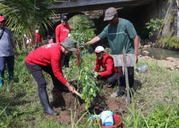 Ketua DPRD Jateng Sumanto menanam pohon dalam agenda penanaman pohon Jogo Kali Merawat Bumi di Desa Jatiyoso, Kecamatan Jatiyoso, Kabupaten Karanganyar, belum lama ini. (Red – Lingkar.news)