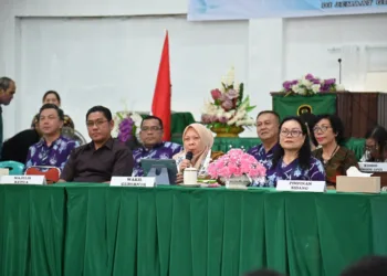 Wagub Sulteng dr. Reny A. Lamadjido, Sp.PK., M.Kes. saat menjadi narasumber pada kegiatan Gereja Protestan Indonesia Donggala (GPID) bersama Gereja Bagian Mandiri (GBM) GPID dan anggota Persekutuan Gereja-gereja di Indonesia (PGI), yang berlangsung di Jemaat GPID Sola Gratia Palu, Senin (13/7/2026). (Red – Lingkar.news)