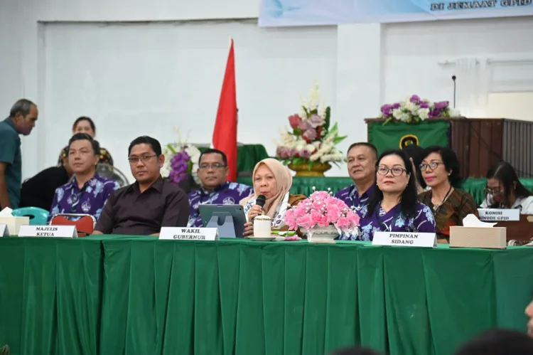 Wagub Sulteng dr. Reny A. Lamadjido, Sp.PK., M.Kes. saat menjadi narasumber pada kegiatan Gereja Protestan Indonesia Donggala (GPID) bersama Gereja Bagian Mandiri (GBM) GPID dan anggota Persekutuan Gereja-gereja di Indonesia (PGI), yang berlangsung di Jemaat GPID Sola Gratia Palu, Senin (13/7/2026). (Red – Lingkar.news)