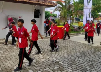 Sejumlah siswa Sekolah Rakyat di Kabupaten Pati sedang beraktivitas. DPRD Pati mengingatkan Dinsos hingga Pemerintah Desa dan Kecamatan untuk memastikan data penerima valid. (Red – Lingkar.news)