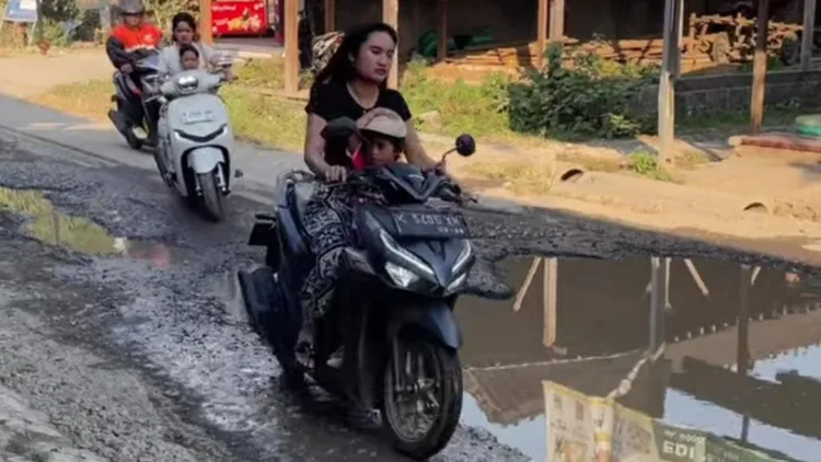 Perbaikan Jalan Godo Dikucur Rp2,5 M, DPRD Pati: Masyarakat Mohon Sabar 1 Sejumlah pengendara melintas di ruas jalan Godo-Sinomwidodo, Pati yang rusak parah. DPRD Pati memastikan anggaran sudah siap untuk perbaikan. (Red – Lingkar.news).