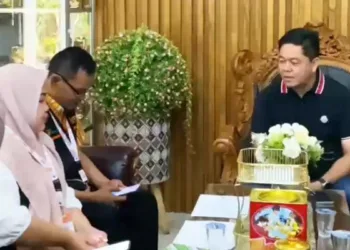 Ketua DPRD Pati Ali Badrudin menerima petugas Sensus Ekonomi 2026 di kediamannya. (Red – Lingkar.news)