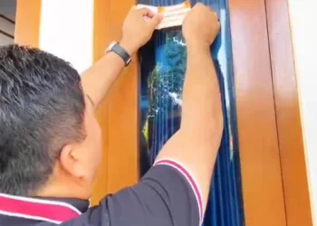Ketua DPRD Pati Ali Badrudin memasan stiker tanda bahwa telah dilakukan pendataan Sensus Ekonomi 2026. (Red – Lingkar.news)