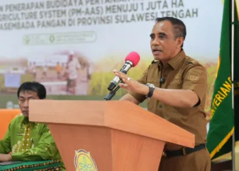 Gubernur Sulteng Anwar Hafid memaparkan materi dalam kegiatan Rapat Koordinasi PMAAS dan Program Strategis Kementerian Pertanian Provinsi Sulawesi Tengah Tahun 2026 di BBPMP, Desa Maku, Kecamatan Dolo, Kabupaten Sigi, Selasa (1/7/2026). (Hms – Lingkar.news)