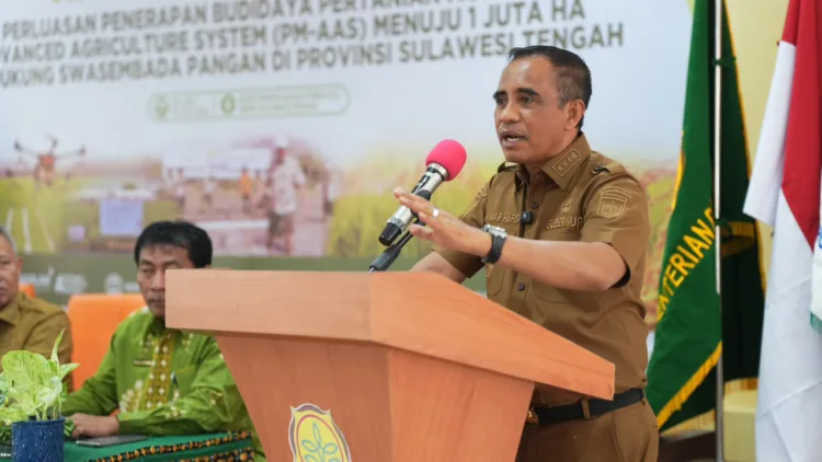 Gubernur Sulteng Targetkan Produktivitas Padi Naik 6 Ton per Hektare pada 2027 1 Gubernur Sulteng Anwar Hafid memaparkan materi dalam kegiatan Rapat Koordinasi PMAAS dan Program Strategis Kementerian Pertanian Provinsi Sulawesi Tengah Tahun 2026 di BBPMP, Desa Maku, Kecamatan Dolo, Kabupaten Sigi, Selasa (1/7/2026). (Hms – Lingkar.news)