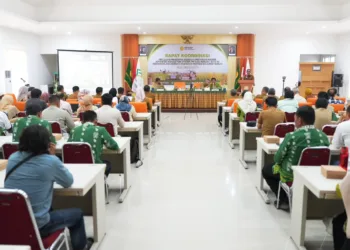 Gubernur Sulteng Anwar Hafid memberikan arahan dalam Rapat Koordinasi Perluasan Penerapan Budidaya Padi Pertanian Modern (PMAAS) dan Program Strategis Kementerian Pertanian Provinsi Sulawesi Tengah Tahun 2026 di Balai Besar Penerapan Modernisasi Pertanian (BBPMP), Desa Maku, Kecamatan Dolo, Kabupaten Sigi, Selasa (1/7/2026).
