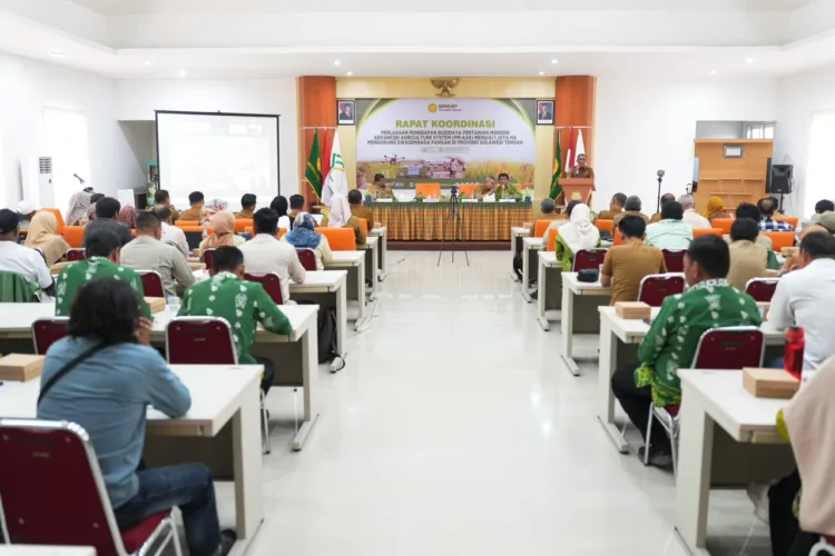 Gubernur Sulteng Anwar Hafid memberikan arahan dalam Rapat Koordinasi Perluasan Penerapan Budidaya Padi Pertanian Modern (PMAAS) dan Program Strategis Kementerian Pertanian Provinsi Sulawesi Tengah Tahun 2026 di Balai Besar Penerapan Modernisasi Pertanian (BBPMP), Desa Maku, Kecamatan Dolo, Kabupaten Sigi, Selasa (1/7/2026).