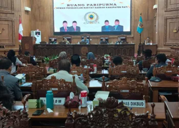 Suasana Rapat Paripurna DPRD Pati dengan agenda persetujuan Rancangan Peraturan Daerah (Raperda) tentang Pertanggungjawaban Pelaksanaan APBD Tahun Anggaran 2025, Selasa (14/7/2026).  (Red – Lingkar.news)
