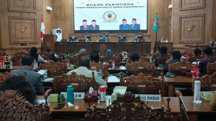 Suasana Rapat Paripurna DPRD Pati dengan agenda persetujuan Rancangan Peraturan Daerah (Raperda) tentang Pertanggungjawaban Pelaksanaan APBD Tahun Anggaran 2025, Selasa (14/7/2026).  (Red – Lingkar.news)
