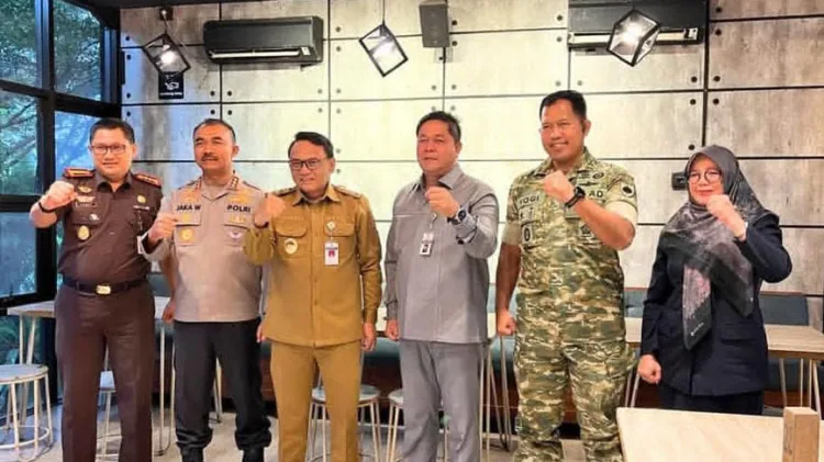 DPRD Pati Perkuat Sinergi dengan Pemkab dan TNI Bahas Program Strategis Daerah 1 Sinergi Ketua DPRD Pati Ali Badrudin bersama Pelaksana Tugas (Plt) Bupati Pati Risma Ardhi Chandra, Dandim 0718/Pati, dan Kapolresta Pati, Selasa (14/7/2026). (Red – Lingkar.news)