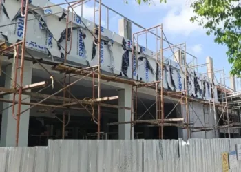 Pembangunan area parkir RSUD Soewondo mandek. (Red – Lingkar.news)