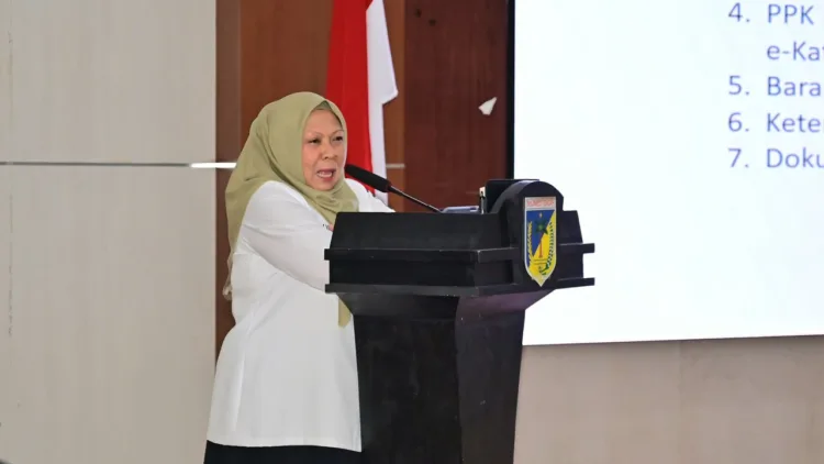 Tegas! Wagub Sulteng Wanti-wanti PPK dan PPTK Soal Aturan Pengadaan Barang Jasa 1 Wagub Sulteng Reny A Lamadjido memberikan pengarahan dalam Rapat Koordinasi Monitoring dan Evaluasi Pelaksanaan Program dan Kegiatan Semester I Tahun 2026 di Ruang Pogombo, Kantor Gubernur Sulawesi Tengah, Rabu (15/7/2026). (Red – Lingkar.news)
