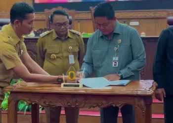 Ketua DPRD Pati Ali Badrudin disaksikan Plt Bupati Pati Risma Ardhi Chandra menandatangani pengesahan Raperda tentang Pertanggungjawaban Pelaksanaan APBD Tahun 2025. Fraksi PDIP DPRD Pati menyoroti soal WDP. (Red – Lingkar.news)