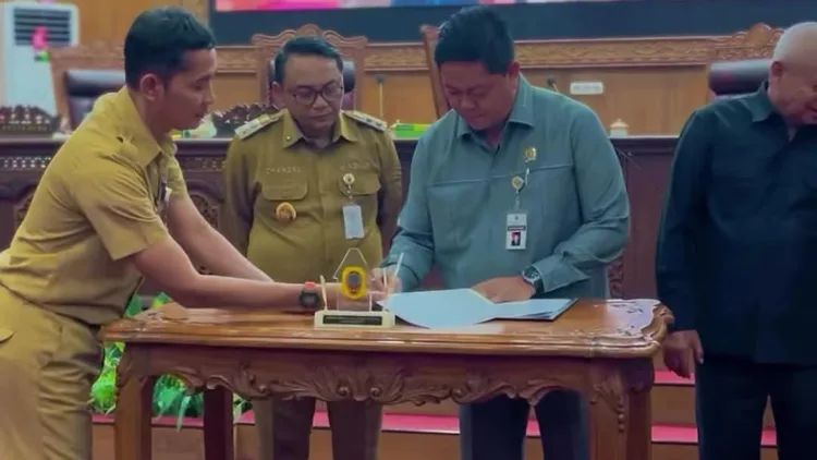 Ketua DPRD Pati Ali Badrudin disaksikan Plt Bupati Pati Risma Ardhi Chandra menandatangani pengesahan Raperda tentang Pertanggungjawaban Pelaksanaan APBD Tahun 2025. Fraksi PDIP DPRD Pati menyoroti soal WDP. (Red – Lingkar.news)