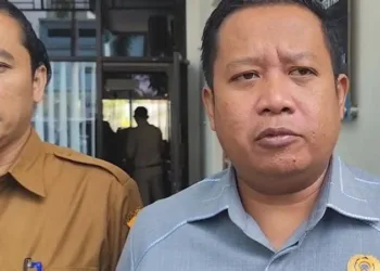 Ketua Komisi D DPRD Pati Teguh Bandang Waluyo (kanan) sedang memberikan keterangan. (Red – Lingkar.news)