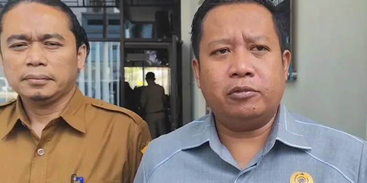 Komisi D DPRD Pati Minta Plt Direktur RSUD Soewondo Baru Dongkrak Pelayanan 1 Ketua Komisi D DPRD Pati Teguh Bandang Waluyo (kanan) sedang memberikan keterangan. (Red – Lingkar.news)