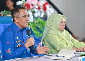 Gubernur Sulawesi Tengah Anwar Hafid didampingi Wakil Gubernur Sulawesi Tengah Reny A Lamadjido saat memimpin Rapat Koordinasi Program Prioritas Gubernur dan Wakil Gubernur Sulawesi Tengah bersama Wakil Gubernur Reny A. Lamadjido di Aula SMA Negeri 1 Bungku Tengah, Kabupaten Morowali, Kamis (16/7/2026). Ia menegaskan soal tujuan program 9 BERANI (Hms – Lingkar.news)