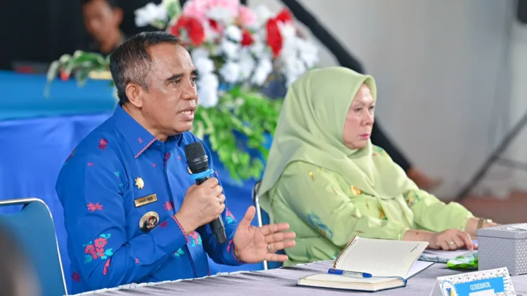 Gubernur Sulawesi Tengah Anwar Hafid didampingi Wakil Gubernur Sulawesi Tengah Reny A Lamadjido saat memimpin Rapat Koordinasi Program Prioritas Gubernur dan Wakil Gubernur Sulawesi Tengah bersama Wakil Gubernur Reny A. Lamadjido di Aula SMA Negeri 1 Bungku Tengah, Kabupaten Morowali, Kamis (16/7/2026). Ia menegaskan soal tujuan program 9 BERANI (Hms – Lingkar.news)