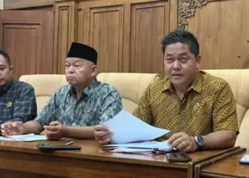 Ketua DPRD Pati Ali Badrudin (paling kanan) dalam sebuah rapat. Ia mendukung penuh investor yang masuk ke Kabupaten Pati. (Red - Lingkar.news)