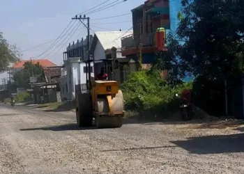 Proses perbaikan jalan di salah satu ruas jalan di Kabupaten Pati. DPRD Pati minta DPUTR kebut pengerjaan. (Red – Lingkar.news)