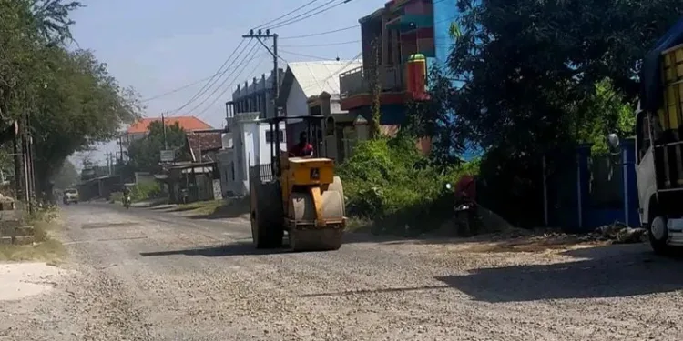 Baru Rampung Setengah, DPRD Pati Minta DPUTR Kebut Perbaikan Jalan Sesuai Spek 1 Proses perbaikan jalan di salah satu ruas jalan di Kabupaten Pati. DPRD Pati minta DPUTR kebut pengerjaan. (Red – Lingkar.news)