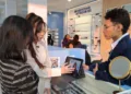 Brightstone Optik Modern, Optik Berbasis AI Pertama di Semarang untuk Rekomendasi Frame Kacamata 6 Karyawan Brightstone Optik Modern Semarang sedang menggunakan teknologi AI pada calon pembeli untuk memberikan rekomendasi frame kacamata. (Rizky S – Lingkar.news)