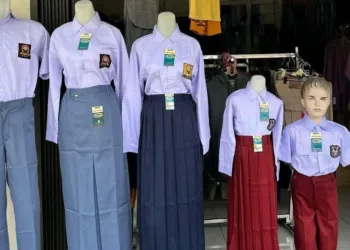 Promosi seragam sekolah di Pati. Ketua DPRD Pati Ali Badrudin mendorong penggratisan pengadaan seragam SMPN. (Red – Lingkar.news)