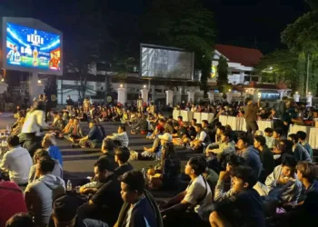 Masyarakat Pati berbondong-bondong nobar Piala Dunia 2026 di Alun-Alun Pati, Senin (20/7/2026). DPRD Pati mengapresiasi hal ini. (Red – Lingkar.news)