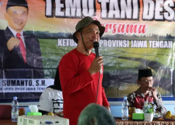 Ketua DPRD Jateng Sumanto saat memberikan motivasi dalam kegiatan Temu Tani di Desa Paseban, Karanganyar, belum lama ini. (Red – Lingkar.news)