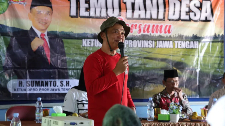 Ketua DPRD Jateng Sumanto saat memberikan motivasi dalam kegiatan Temu Tani di Desa Paseban, Karanganyar, belum lama ini. (Red – Lingkar.news)