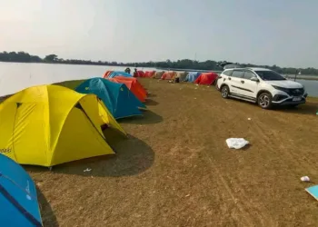 Sejumlah tenda terpasang di objek wisata Poncodan, Gembong, Pati. Sekretaris Komisi A DPRD Pati, Kastomo mendorong pentingnya menjaga kebersihan, erespons ramainya wisatawan di Pati. (Red – Lingkar.news).